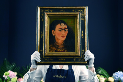 Vista del personal de la casa de subastas de Sotheby"s con el autorretrato de la artista mexicana Frida Kahlo, titulado "Diego y yo", en una fotografía de archivo.