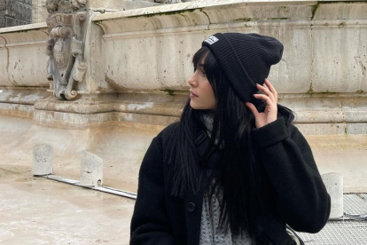 Luego de una gira intensa por todo España, la cantante Aitana está disfrutando de los últimos días del 2021 con sus amigos por las calles de París.