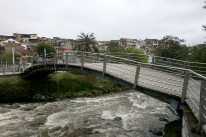 Según el relato de la leyenda, la mujer debía cruzar por un puente angosto  de madera del río Tomebamba, para su encuentro ‘amoroso’ con el religioso. / Jaime Marín