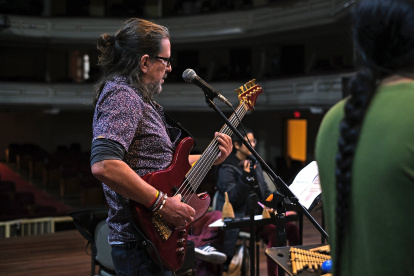 El Teatro Nacional Sucre continuará con una programación donde predominan artistas nacionales. En 2021, el músico Alex Alvear fue parte de su cartelera. Foto: Teatro Sucre