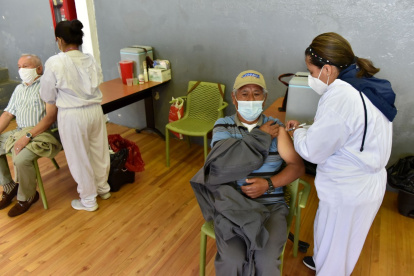 Estrategia. Ecuador empezó a colocar la tercera dosis de la vacuna y en enero se intensificará el proceso.