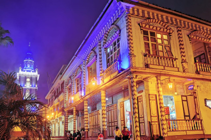 Una vista nocturna del barrio que colinda con la iglesia de Zaruma, cercano a los recientes socavones.