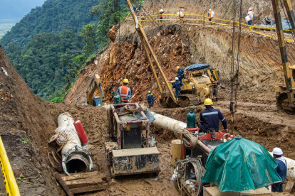 Fotografía cedida hoy por el Ministerio de Energía de Ecuador, que muestra a trabajadores instalando la tubería del Sistema de Oleoducto Transecuatoriano (SOTE), sometido a una reconducción, en el sector del Reventador en la Amazonía, donde se registró un proceso de "erosión regresiva", en un proceso de deterioro en cauces de afluentes del río Coca (Ecuador).