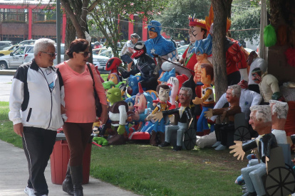 Una pareja observa varios muñecos de ""Año Viejo"" exhibidos para su venta en una calle de Quito (Ecuador), en una imagen de archivo.