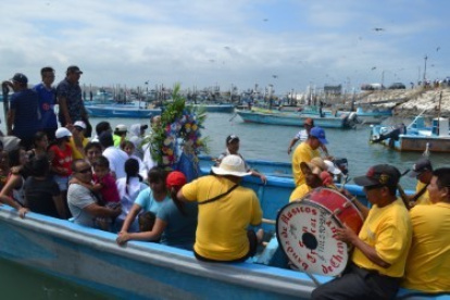 Los pescadores de la península de Santa Elena pasean a sus santos por el mar para agradecer por la producción./ Joffre Lino