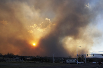 Así se observaba al mediodía de ayer uno de los puntos de ingreso a esta localidad. El fuego seguía ardiendo al fondo. / EFE