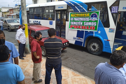 Guayaquil. El 50 % de las líneas están hoy rodando. Hasta hace poco permanecían estacionadas en señal de protesta.