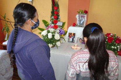 La familia de Naomy Muy, de 28 años, de Gualaceo, llora su muerte ocurrida en agosto de 2021 / Jaime Marín