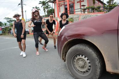 Festejo. Las viudas, personaje que llora al Año Viejo, salieron en la vía a Calacalí, al norte de la capital.