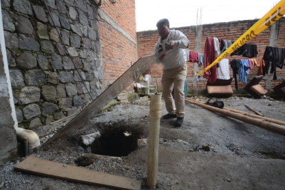 Daños. Los vecinos conviven con los socavones que se han formado en los patios de sus viviendas.