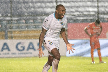 El delantero tricolor Juan Luis Anangonó es clave en el Comunicaciones.