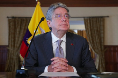 Presidente. Guillermo Lasso parece preguntarse de qué lado le caerá el hachazo. El 2021 fue un año marcado por los intentos de desestabilización.