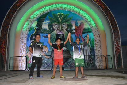 Mauricio Álvarez (i), entrenador de la escuela de judo, y George Gracia (c), campeón nacional y panamericano, son parte del movimiento que va tomando forma.