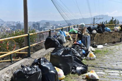Desperdicios. Cientos de bolsas de desperdicios inundaron las aceras de varios sectores de Quito.