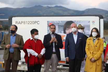 Actividades. El 27 de diciembre Juan Carlos Holguín durante la recepción de vacunas en el aeropuerto de Quito.