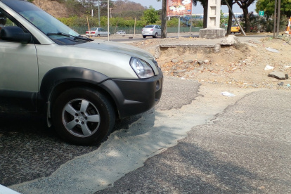 Daño. Así permanece la vía de ingreso al complejo habitacional.