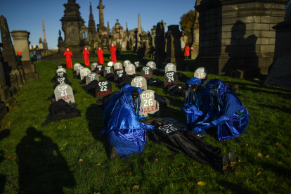 COP26. Activistas se manifiestan en la Necrópolis de Glasgows.