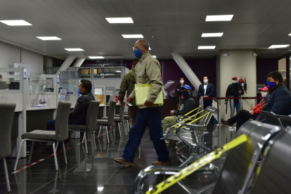 Usuarios acuden a las ventanillas del banco del Iess.