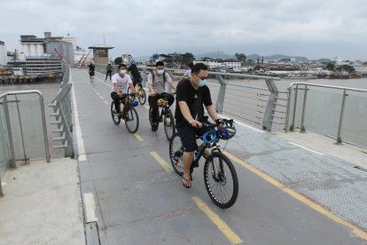 Los turistas. Casi todos alquilaron bicicletas para pasar sobre la estructura que en octubre sufrió daños.