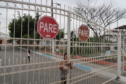 Desde que pusieron las rejas en prácticamente todo el barrio, los vecinos sienten algo de calma.