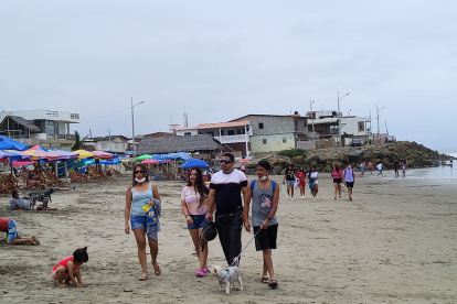 Feriado. Las familias visitaron las playas de Manabí y ayudaron a levantar la hostelería.