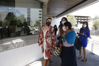 Equipo. Parte de la defensa del exfuncionario sentenciado a tres años por un delito sexual, a su llegada a la Corte.