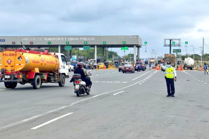 Controles. Los agentes de tránsito realizaron pruebas de alcoholemia en los Terminales Terrestres.