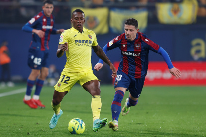 Pervis Estupiñán (i), marcapunta tricolor del Villarreal, jugó los 90 minutos.