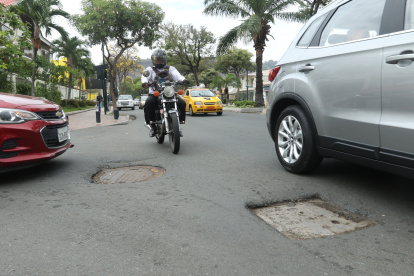 Las Monjas. En una extensión de cien metros, es posible ver al menos 7 desniveles en esta calle. Todos, en las alcantarillas.