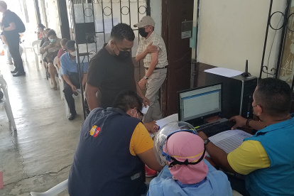 Ambiente en el centro de salud 1 de Guayaquil en  la mañana de este lunes 3 de enero de 2022. Al lugar acudieron ciudadanos por su primera, segunda o tercera dosis de la vacuna contra la COVID-19.