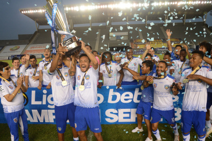 Del equipo que quedó campeón de la Serie B se renovó a la mitad de la plantilla. Fernando Hidalgo (c) sigue en el club.