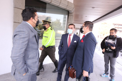 Diligencia. Carlos Alvear y Eduardo León, abogados de Rafael Correa y Fernando Balda, durante su ingreso a la Corte.
