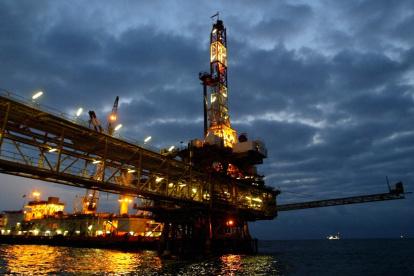 Los países exportadores de petróleo que agrupan la OPEP y sus aliados deciden incrementar la producción.