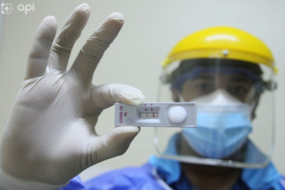 Un trabajador sanitario muestra una prueba de diagnóstico de COVID-19, cuya demanda ha crecido por la presencia de la variante ómicron