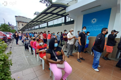 Cientos de personas acuden a realizarse pruebas de diagnóstico en centros públicos y privados de la ciudad, en medio de un nuevo brote de COVID-19.