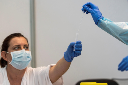 Imagen de archivo de una persona que recoge las muestras de pruebas de PCR.