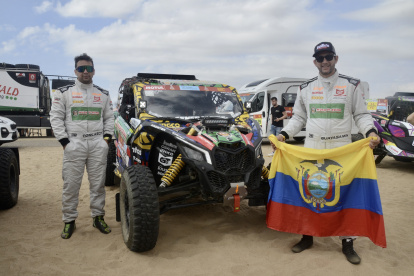 Guayasamín (d) y su copiloto Ricardo Torslachi tras una de las etapas.