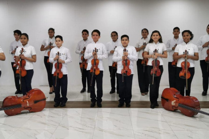 Niños, adolescentes y adultos forman parte de la Orquesta de Cámara de Durán.