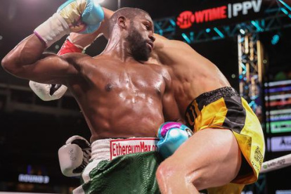 Mayweather en una de sus últimas exhibiciones en 2021 ante Logan Paul.