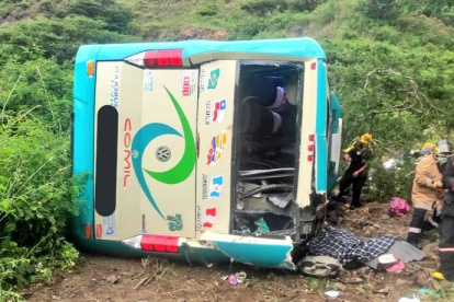 Incidente. Un bus de transporte público se accidentó en la vía Loja-Macará, a 10 minutos del Peaje.