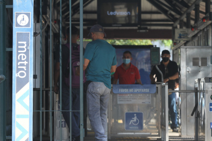 Pasajeros no están de acuerdo con pedir carné de vacunación