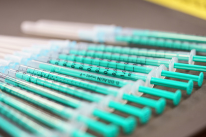 En el mundo se aplica actualmente cerca de dos docenas de vacunas diferentes contra el coronavirus./Frank Rumpenhorst/ dpa