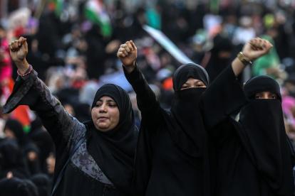 Un grupo de mujeres levanta el puño en señal de protesta. EFE