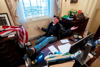 Uno de los manifestantes que se tomaron las instalaciones del Capitolio, hace un año.