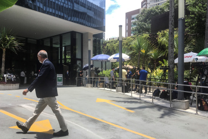 El hospital Vila Nova Star donde se encuentra ingresado el presidente de Brasil, Jair Bolsonaro, por un problema abdominal, hoy, en Sao Paulo (Brasil). Seis meses después de entrar a un hospital de Sao Paulo por una obstrucción intestinal, el presidente brasileño, Jair Bolsonaro, fue ingresado de nuevo por el mismo problema, al comienzo del que será el último año de su mandato. Bolsonaro, de 66 años, está siendo tratado en el hospital Vila Nova Star, la misma unidad clínica en la que estuvo cuatro días bajo tratamiento médico tras sufrir una serie de dolores abdominales y después de ser tratado previamente en un centro médico de Brasilia. EFE/ Wallace Carvalho