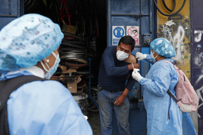 Imagen de archivo de brigadas de vacunación recorren el distrito de Villa El Salvador para aplicar la tercera dosis contra la Covid 19, en Lima (Perú).