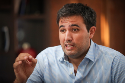 Adolfo Varela, director y fundador de la empresa uruguaya InBierto, habla durante una entrevista con Efe hoy, en Montevideo (Uruguay). Con un crecimiento del 1.200 % en los últimos días, la criptomoneda uruguaya Ferret Token busca expandirse dentro del país y mira hacia Latinoamérica, donde hay "un escenario ideal para desarrollar este tipo de tecnología". EFE/ Raúl Martínez