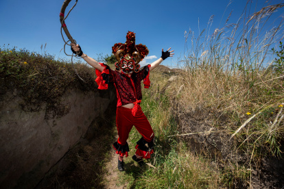 Danzantes de la Diablada de Pillaro recrean la tradicional danza hoy, en la ciudad de Pillaro