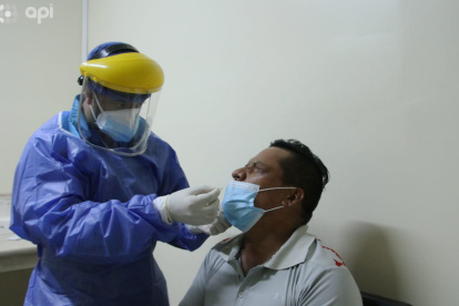 Un usuario se realiza una prueba de diagnóstico en un centro de salud de Guayaquil,  en medio de un nuevo brote de COVID-19, el 4 de enero de 2022.