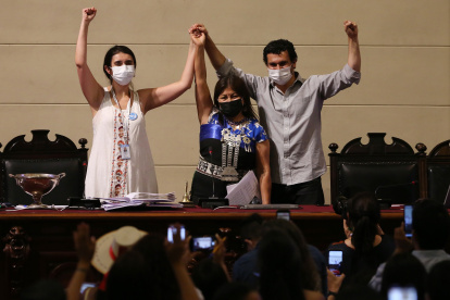 La saliente presidenta de la Convención Constitucional de Chile, Elisa Loncon (c), y el vicepresidente Jaime Bassa (d), saludan hoy a la nueva presidenta del ente, María Elisa Quinteros, tras la segunda jornada de votación en Santiago (Chile). La epidemióloga María Elisa Quinteros fue elegida este miércoles por mayoría absoluta tras una novena ronda de votaciones como la nueva presidenta del órgano encargado de redactar una nueva Constitución en Chile, que sustituirá a la heredada de la dictadura de Augusto Pinochet (1973-1990). EFE/Elvis González